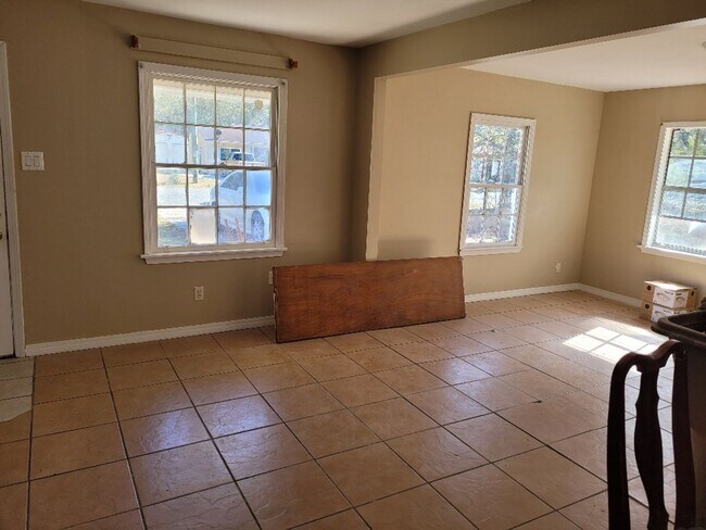 Foto del edificio - 3 bed 1 bath for rent