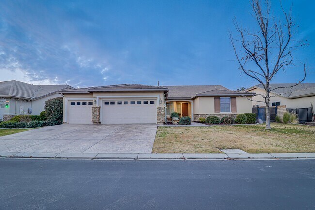 Building Photo - 5014 Via Sienna Dr