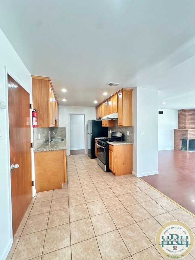 Building Photo - Spacious & Bright 3BR|2BA House in the Hea...