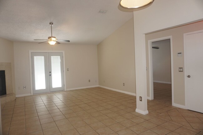 Foto del edificio - 3 Bedroom 2 Bathroom Corner lot home