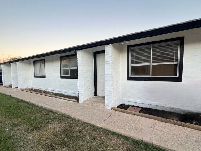 Foto del edificio - 2204 Corona Dr