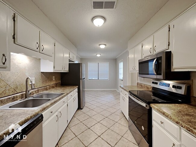 Building Photo - 464 Windridge Point