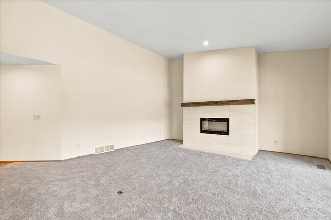 Building Photo - 204 E 1st Ave