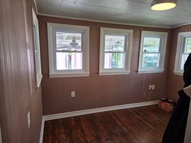 Sunroom/Entryway - 905 E Holston Ave