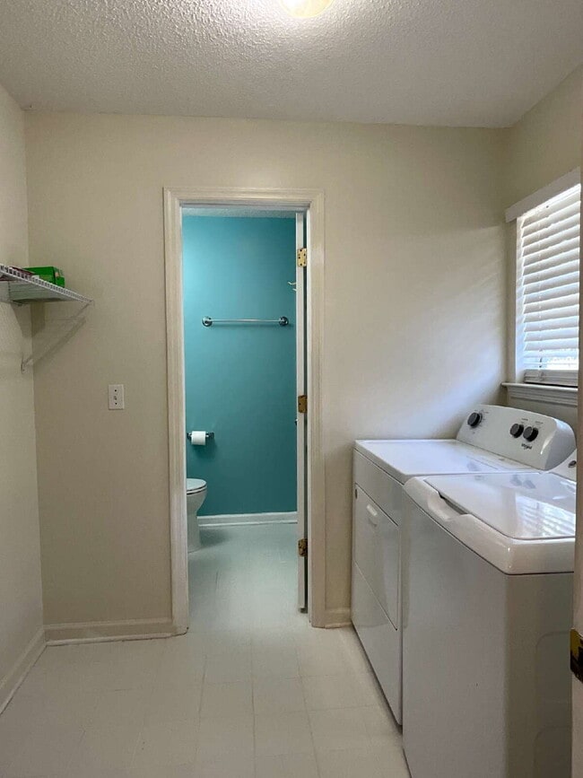 Foto del edificio - ALL Utilities Included