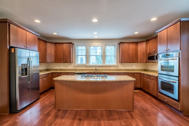 Foto del edificio - Gorgeous And Upgraded 2 Bedroom 3.5 Bathroom End Unit Townhome In Popular Shirlington Crest