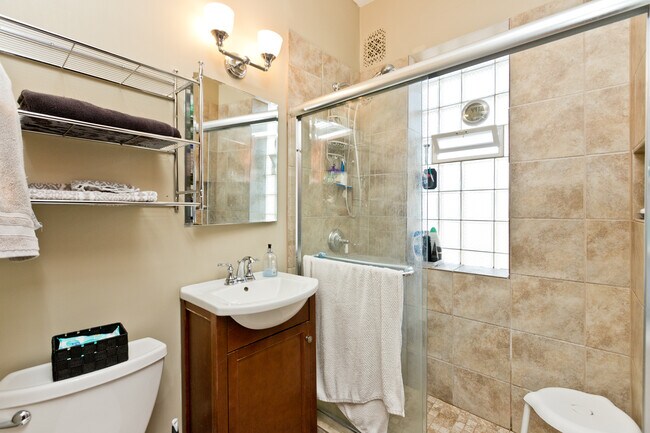 Foto del edificio - 3746 N Hermitage Ave