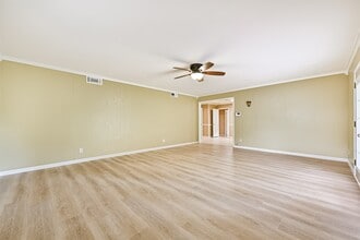 Building Photo - 807 Temple Dr