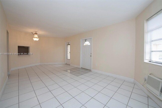 Building Photo - 1659 NE Miami Gardens Dr