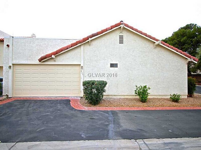 Foto del edificio - 833 Spyglass Ln