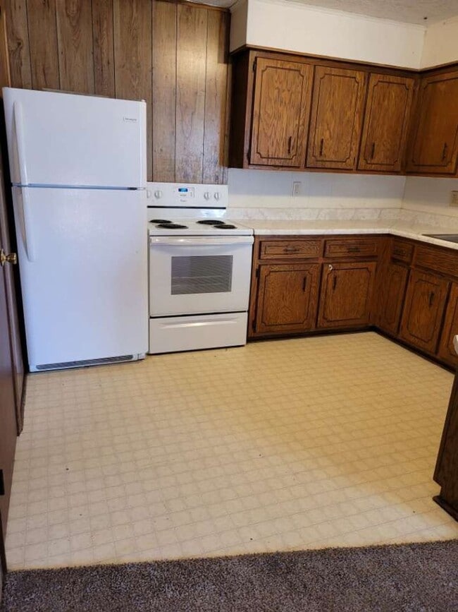Building Photo - 2 BEDROOM 1 BATHROOM APARTMENT FOR RENT