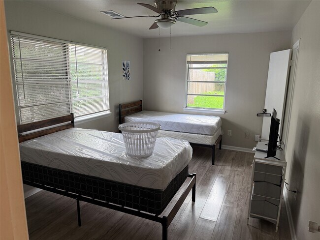 Foto del edificio - 7626 Rhobell St