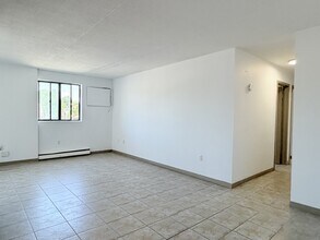 Building Photo - 525 Wyandotte St W