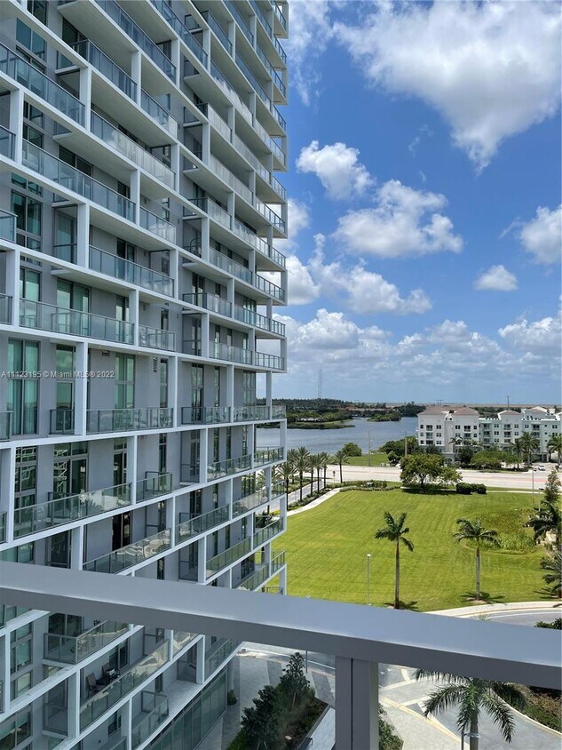Foto principal - 2000 Metropica Way