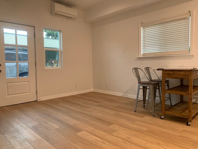 Foto del edificio - 3044 Wellington Rd