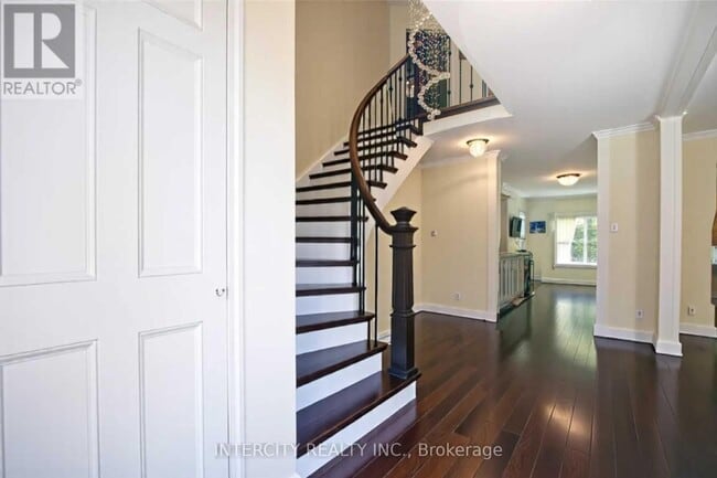 Building Photo - 85 Houseman Crescent