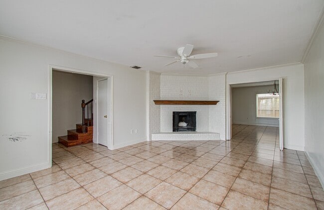 Building Photo - 823 S Ripple Creek Dr