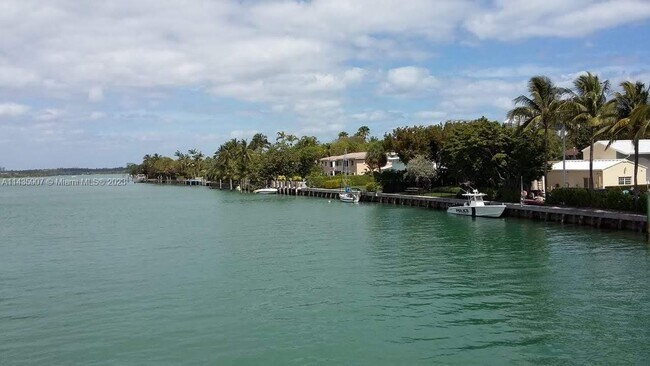 Foto del edificio - 9721 E Bay Harbor Dr