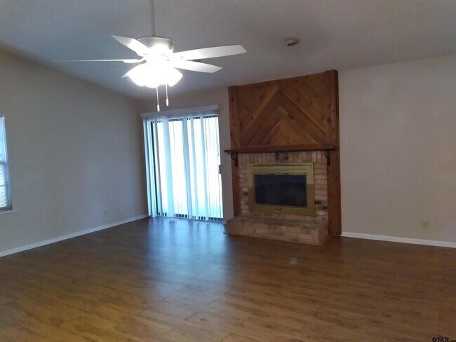 Building Photo - 1101 Larkspur Ln