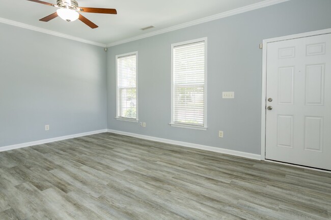 Building Photo - Updated End Unit Townhome in Pittsboro!