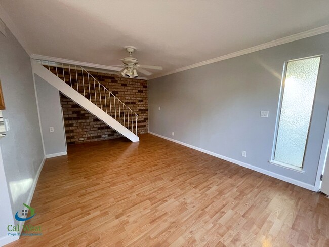 Building Photo - $2895- 2 Bed/1 Bath Remodeled two Story To...