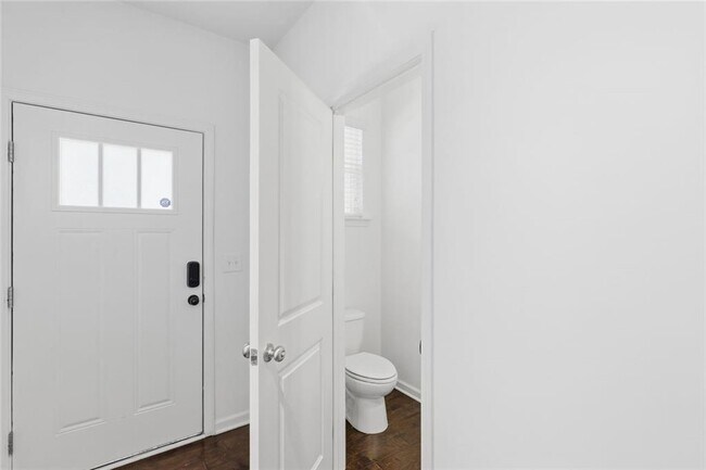 Foto del edificio - 586 Morrow Ln