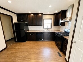 Building Photo - 5 Sparrow Hill Dr