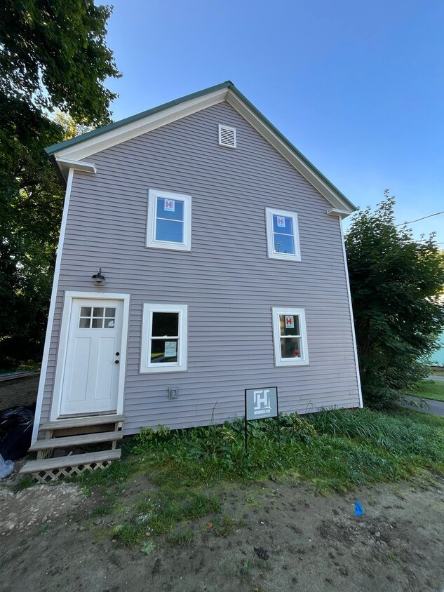 Foto principal - Beautifully Remodeled 4-Bedroom, 2-Bath Ho...