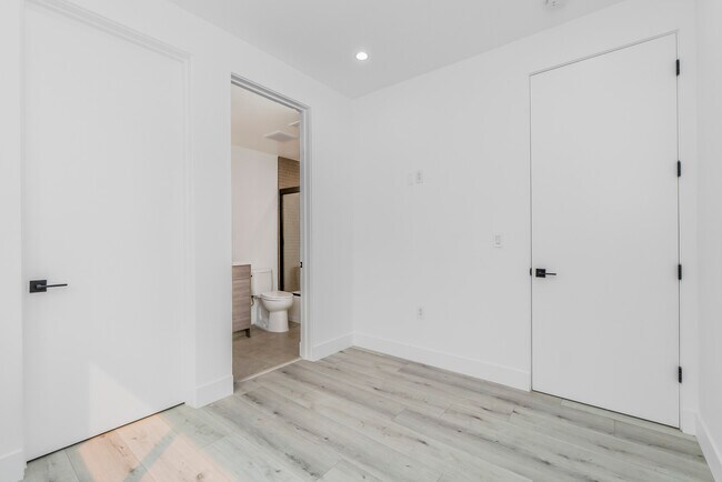 Building Photo - 522 N Wilton Pl