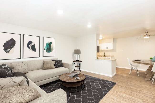 Foto del edificio - Whispering Pines Apartment Homes