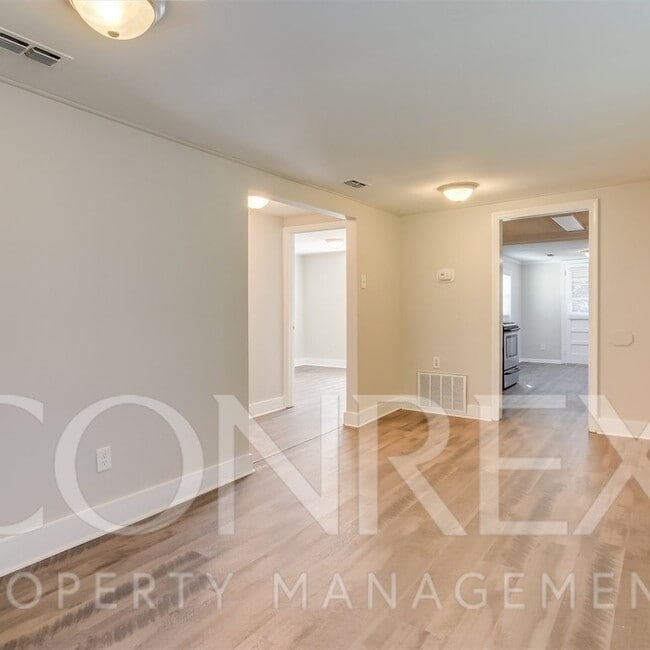 Building Photo - Charming Three Bedroom