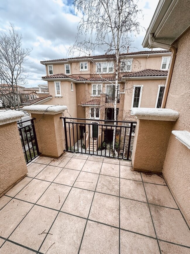 Building Photo - Lovely Townhouse For Immediate Move In!