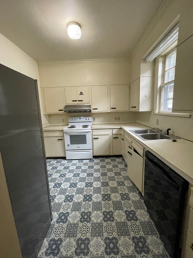 Foto del edificio - 3bd/1.5 bath located in University Hill- ***COMING IN JUNE***
