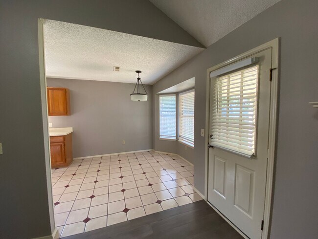 Building Photo - Three Bedroom Home -2.5 Miles from the Uni...