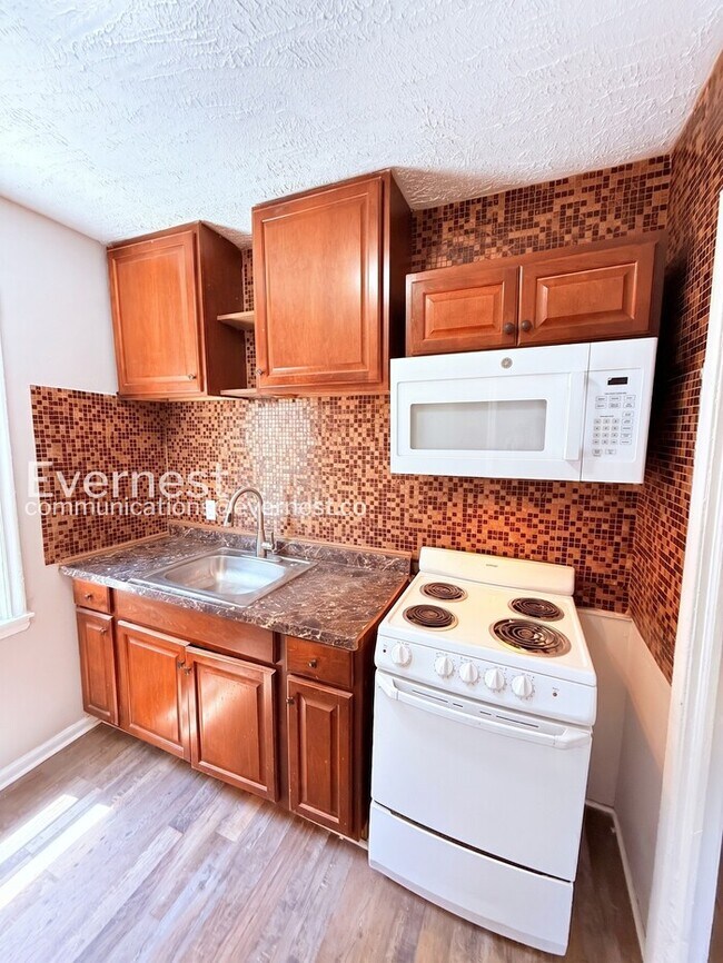 Building Photo - Special Offer / Spacious Home with Garage and Lawn Maintenance / Pet-Friendly / 3 Beds 1 Bath / A...