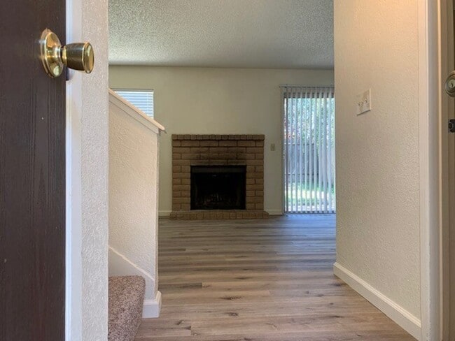 Building Photo - 2 bed, 1.5 bath, 2 car garage, duplex in R...