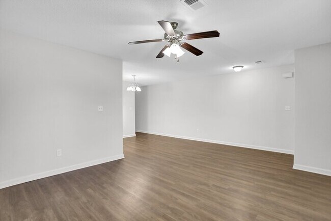 Building Photo - Renovated 3 Bed, 2 Bath Townhome in Gated ...