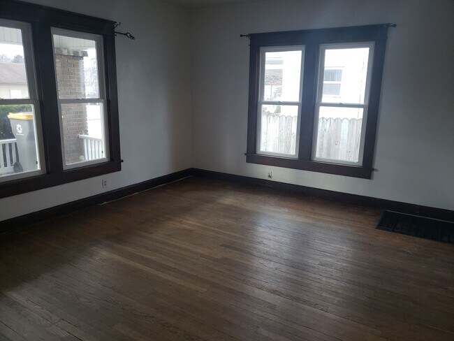 Building Photo - 4 bed/2 bath rental south of campus!