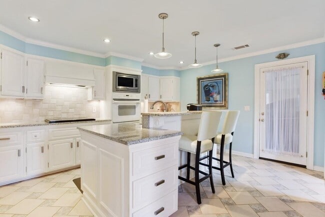 Building Photo - 8900 Carroll Manor Dr