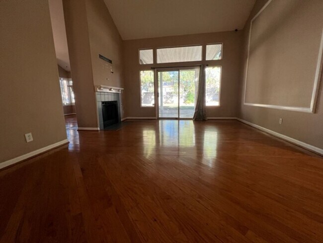 Foto del edificio - Charming 3 Bedroom 2 Bath with Large Backyard on Corner lot
