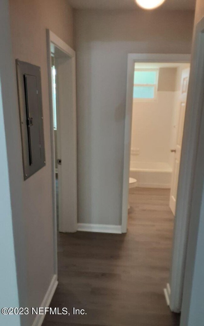 Building Photo - 924 Arco Dr