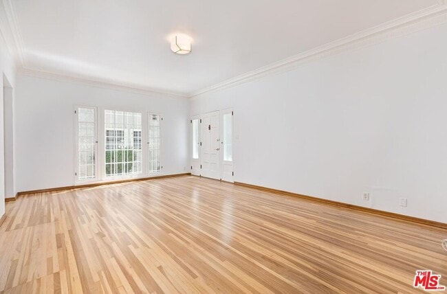 Building Photo - 448 1/2 S Wilton Pl