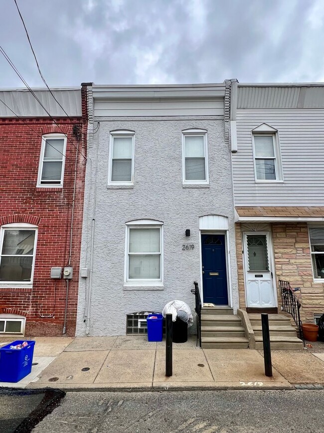 Building Photo - Newly Renovated 2-Bedroom Townhome in Port Richmond! Available NOW!