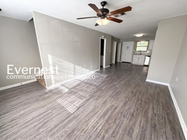 Building Photo - 1800 Labette Manor Dr