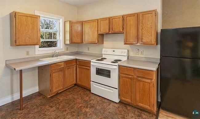 Building Photo - Duluth MN - 4 Bed - 1 Bath - Single Family...