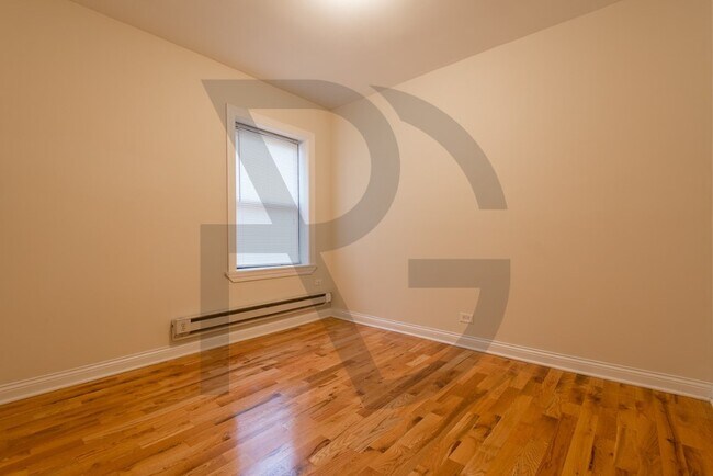 Building Photo - Large 1 bed in Courtyard building