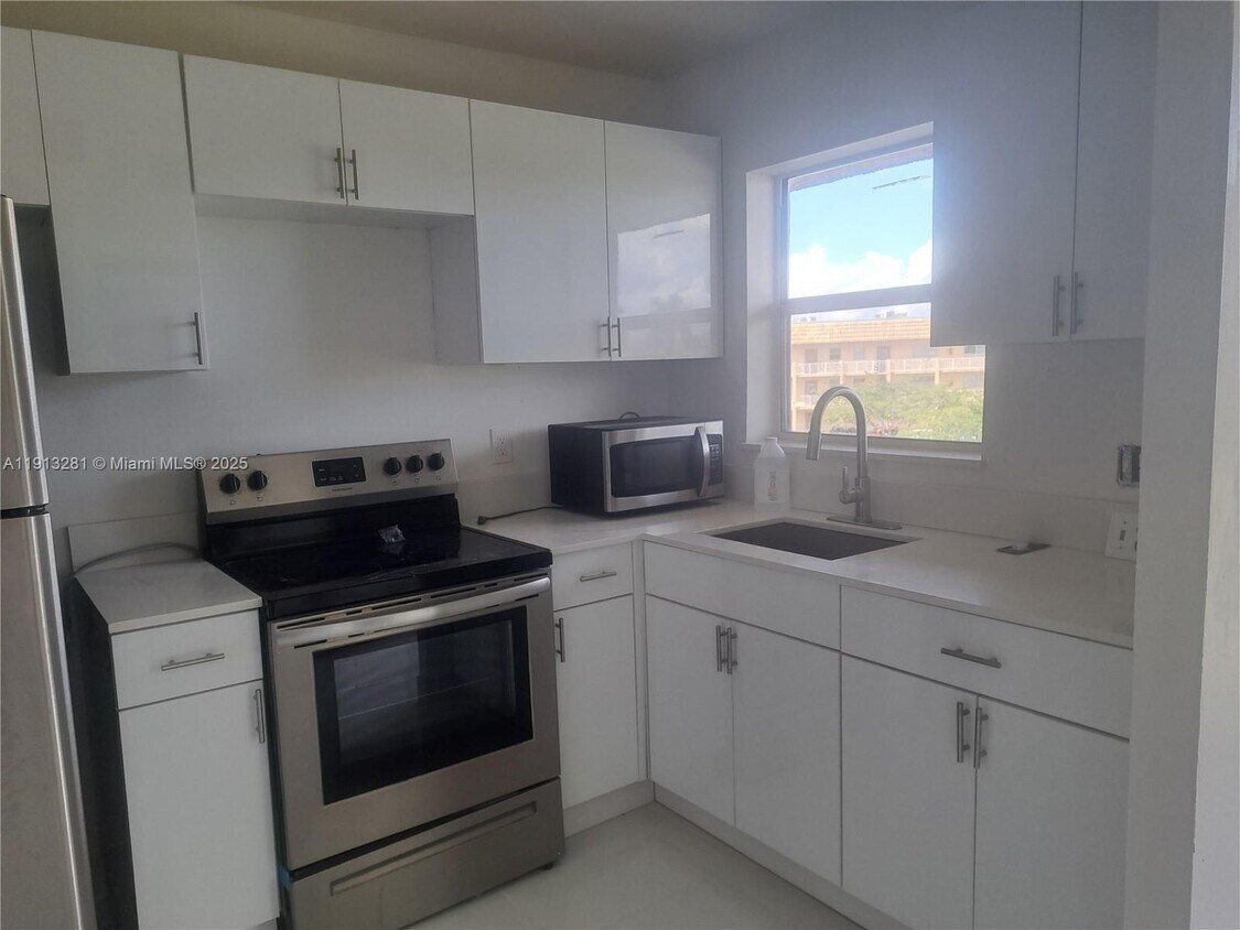 Foto principal - 8225 Sunrise Lakes Blvd