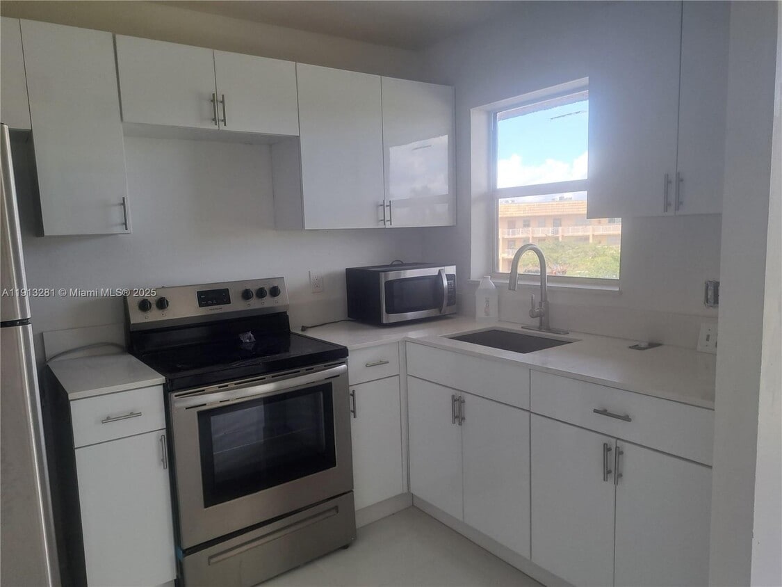 Primary Photo - 8225 Sunrise Lakes Blvd