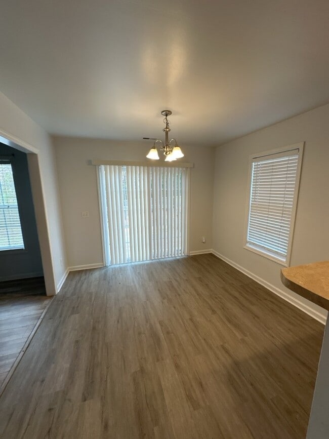 Building Photo - Beautiful 4 Bedroom, 2.5 Bath Home - 510 B...