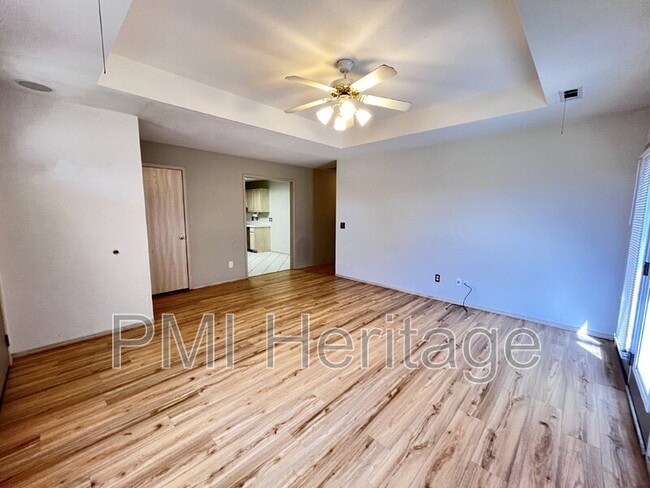 Building Photo - 884 N Daisy Ln